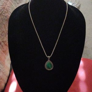 Woman's dropped necklace